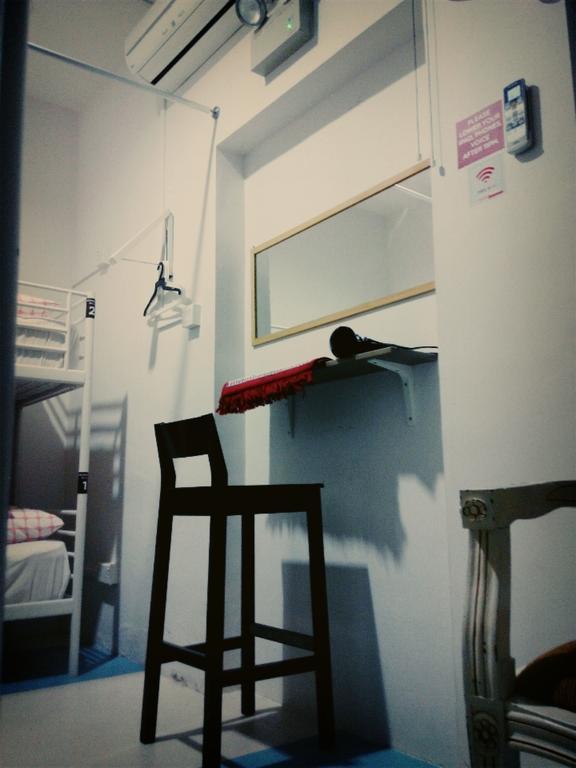 Drop Inn Singapore Rum bild